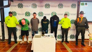 En la foto se aprecia a los cuatro asegurados siendo custodiados por miembros de la Policía Nacional.