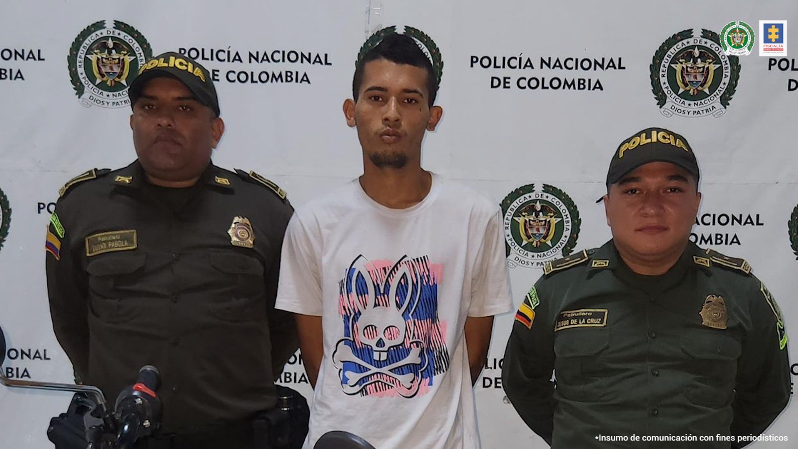 Dos funcionarios de la Policía Nacional custodian al presunto coautor de un doble homicidio en Barranquilla.