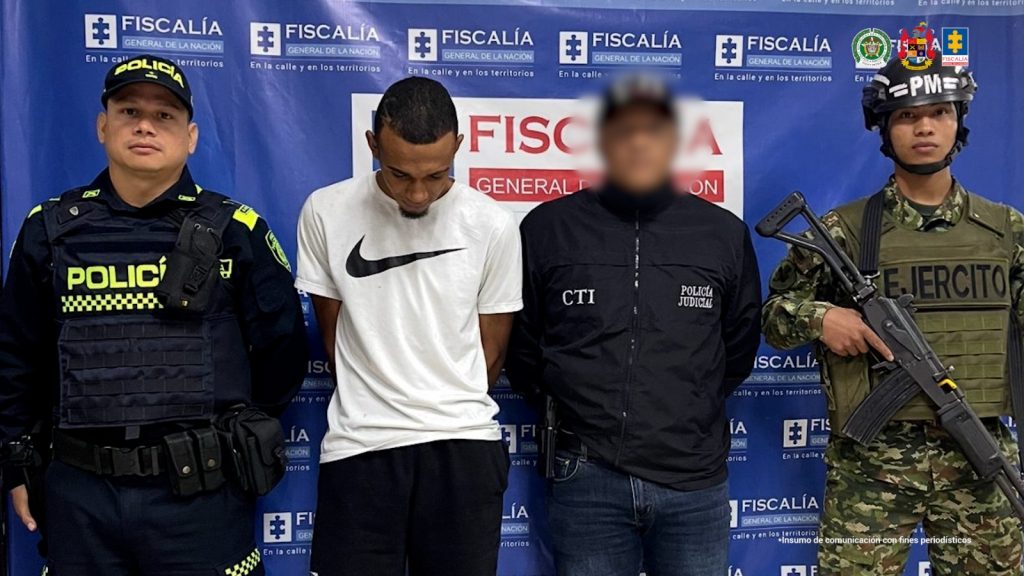 En la imagen se ve a un hombre en compañía de uniformados del CTI y de la Policía Nacional. Alias Guri Guri fue capturado, por servidores del CTI de la Fiscalía, con apoyo del Ejército y la Policía Nacional, al oriente de la capital vallecaucana.
