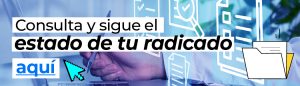 Imagen horizontal de estilo institucional y tecnológico. En primer plano se observa una mano sosteniendo un esfero sobre un teclado de computador portátil. Sobre la imagen se superponen ilustraciones gráficas de documentos, listas y una lupa, en tonos azul claro, que representan la consulta y verificación de información. En el lado izquierdo aparece el texto principal: “Consulta y sigue el estado de tu radicado”, en tipografía negra y destacando en negrilla la frase “estado de tu radicado”. Debajo, se incluye la palabra “aquí” en color azul subrayado, acompañada de un ícono de cursor que apunta al enlace. En el costado derecho se muestra una ilustración de una carpeta de documentos en color blanco y amarillo. El fondo es difuminado, con predominio de tonos azules y blancos, asociados a entornos digitales y administrativos.