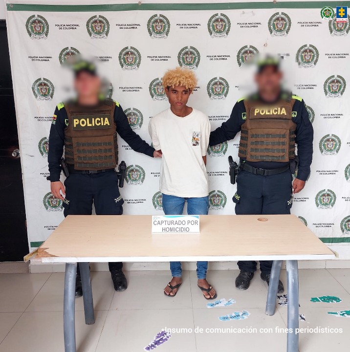En la fotografía se encuentran tres personas dos de ellas los uniformados de la Policía Nacional y el capturado. 