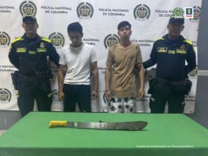 Funcionarios adscritos a la Policía Naciona custodian a los capturados presuntamente implicados en homicidios registrados en Atlántico.