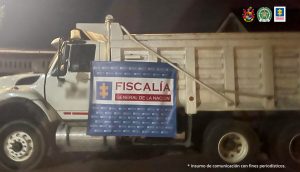 Se muestra una de las volquetas incautadas, que era presuntamente utilizada para actividades que afectan el ambiente.