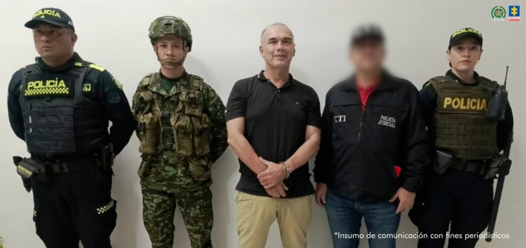 En la imagen se ve una persona detenida bajo custodia de un investigador del CTI, uniformados de la Policía Nacional y el Ejército.