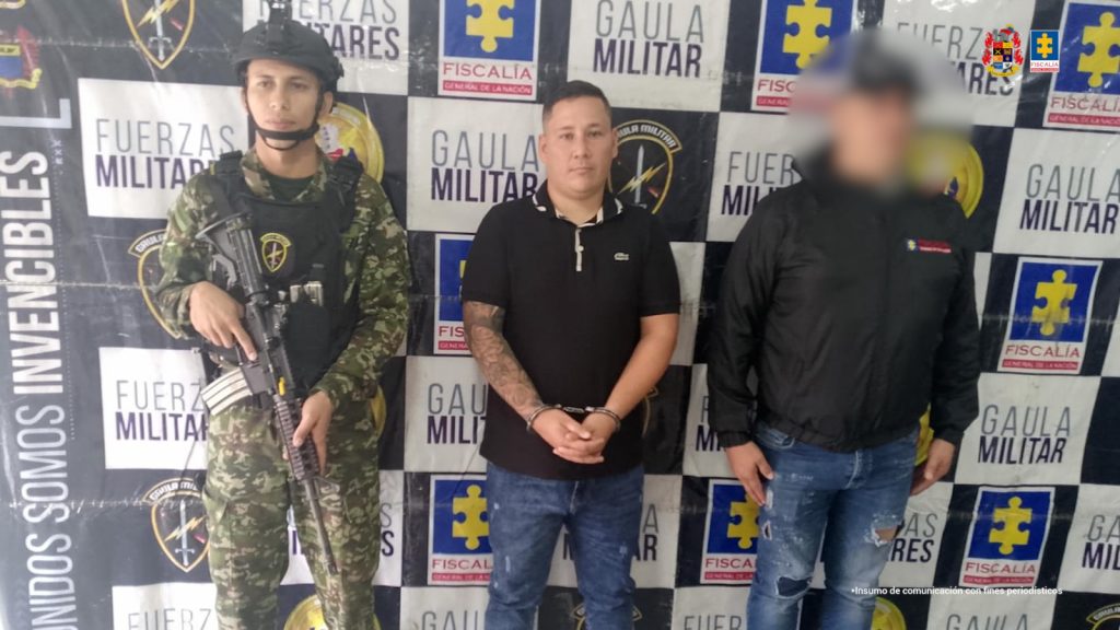 En la imagen se ve una persona detenida bajo custodia de integrantes del CTI y Gaula Ejército. Detrás suyo un backing institucional.