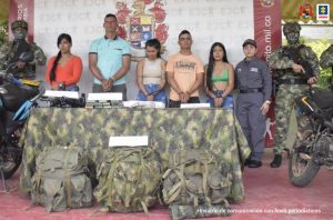 Los detenidos fueron enviados a la cárcel como medida de aseguramiento preventiva, mientras avanza la investigación y así determinar el motivo por el cual tenían en su poder el armamento y material de intendencia incautado.