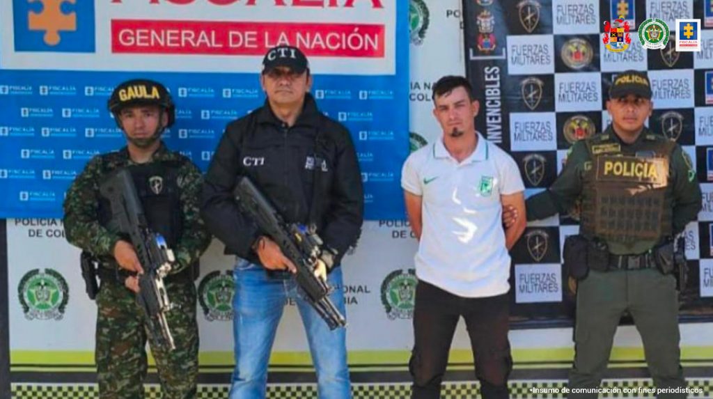 en la foto aparece el hoy asegurado custodiado por funcionarios del CTI, Policia y Ejército Nacional.