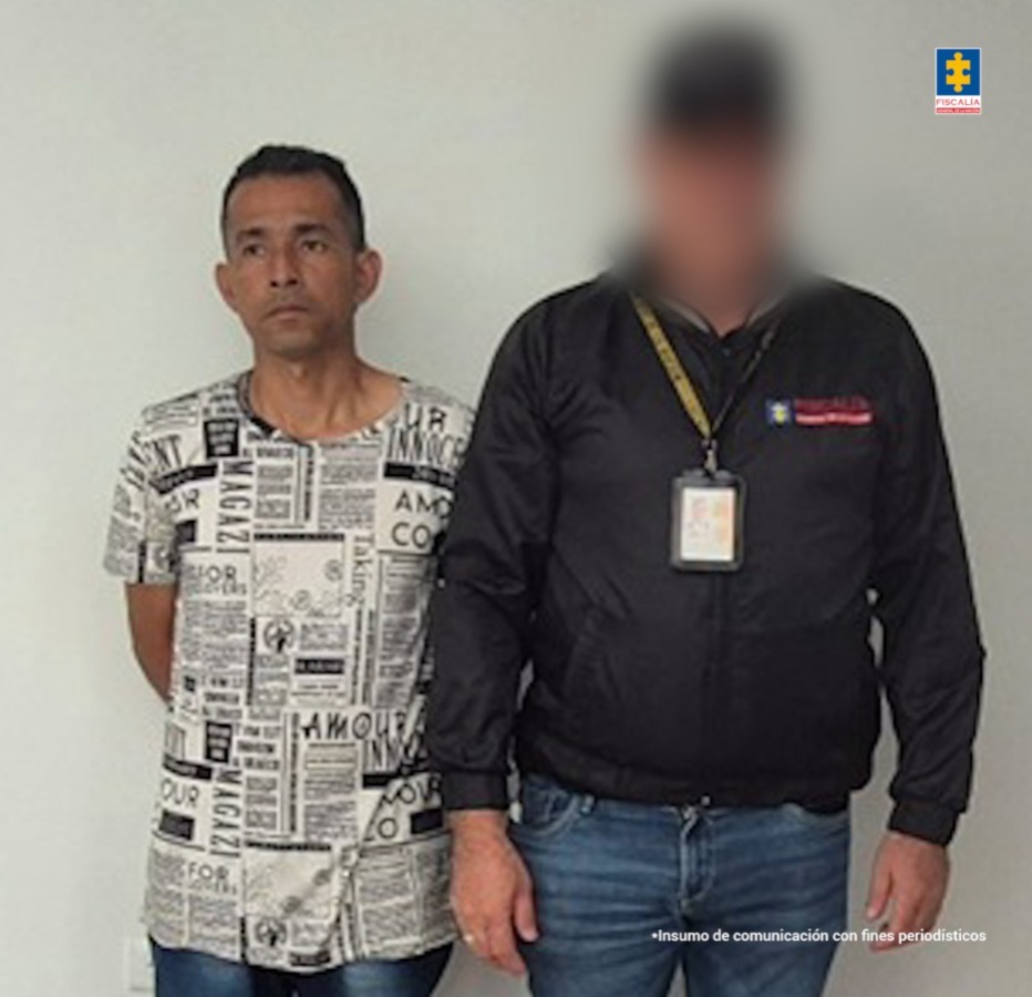 en la imagen se ve una persona detenida bajo custodia de un investigador del CTI