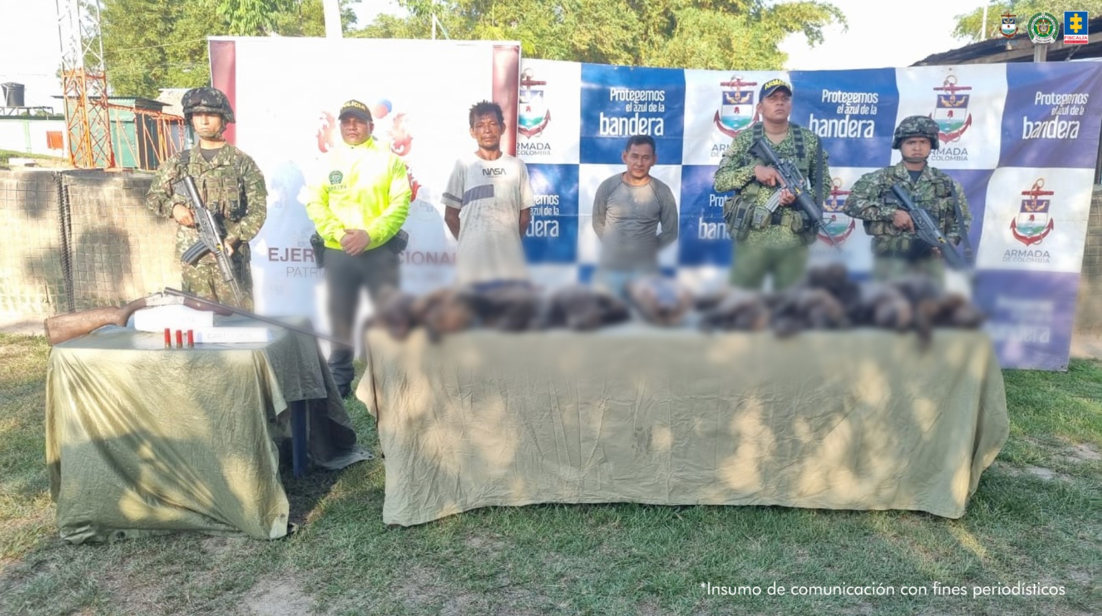 En la imagen se ve a dos hombres capturados y las autoridades que los resguardan. Frente a ellos 8 monos churucos muertos y una tortuga morrocy.