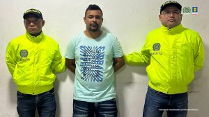 en la imagen se ve un hombre detenido bajo custodia de la Policía Nacional.