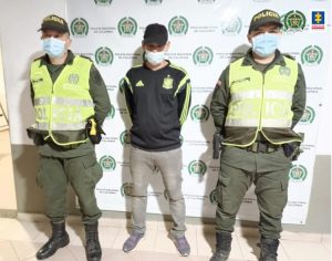 En las fotografías se observan los cuatro condenados custodiados por agentes de la Policía Nacional y en el fondo, pendones de Policía Nacional