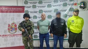 En la imagen se ve una persona detenida bajo custodia del CTI, Policía y Ejército, detrás suyo un backing institucional.