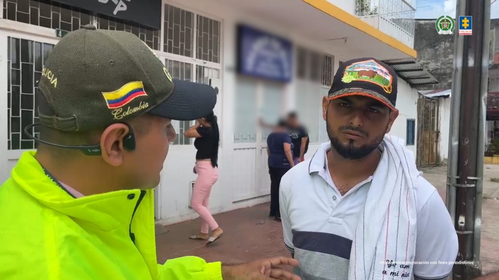Los capturados están frente a los uniformados que hicieron efectivas las órdenes de captura en las ciudades de Cimitarra (Santander) y Río Negro (Antioquia)