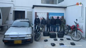 en la imagen se ven investigadores del CTI e integrantes del Ejército con la sustancia en paquetes y los vehículos incautados por transportar marihuana.