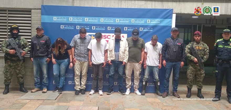 En la imagen se ven seis personas detenidas bajo custodia del CTI, Ejército y Policía Nacional.