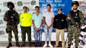 Los capturados están custodiados de uniformados del ejército, la policía y un servidor del CTI.