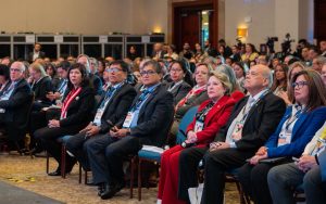 En la imagen se observa un auditorio lleno de funcionarios y representantes de distintos países, todos sentados y atentos a una presentación durante un evento oficial. En primera fila, se encuentra la fiscal general de la Nación, Luz Adriana Camargo Garzón. La fotografía fue tomada durante su participación en la reunión anual del Programa de Asistencia de la Unión Europea para fortalecer la lucha contra el crimen organizado en América Latina y el Caribe (El PacCTo 2.0), que tuvo lugar en Lima, Perú.