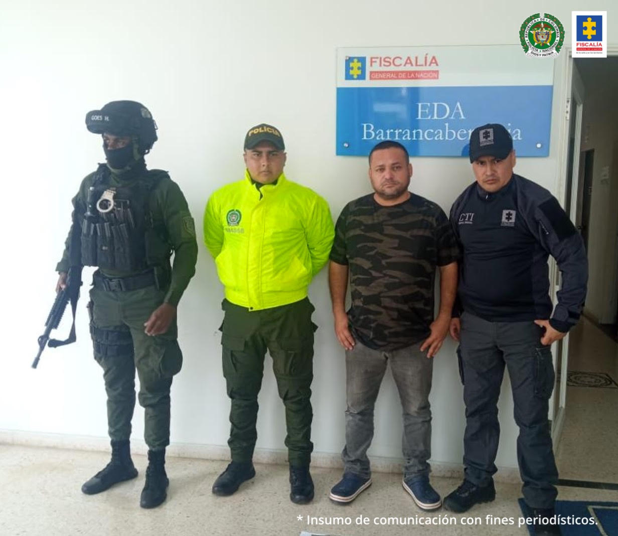 En la foto se aprecia al capturado siendo escoltados por miembros del CTI y la Policía.
