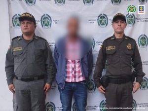 En la foto se aprecia al indiciado custodiado por dos agentes de la Policía Nacional.
