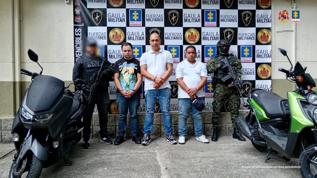 En la imagen están los 3 procesados con un servidor de CTI y otro del Ejército Nacional