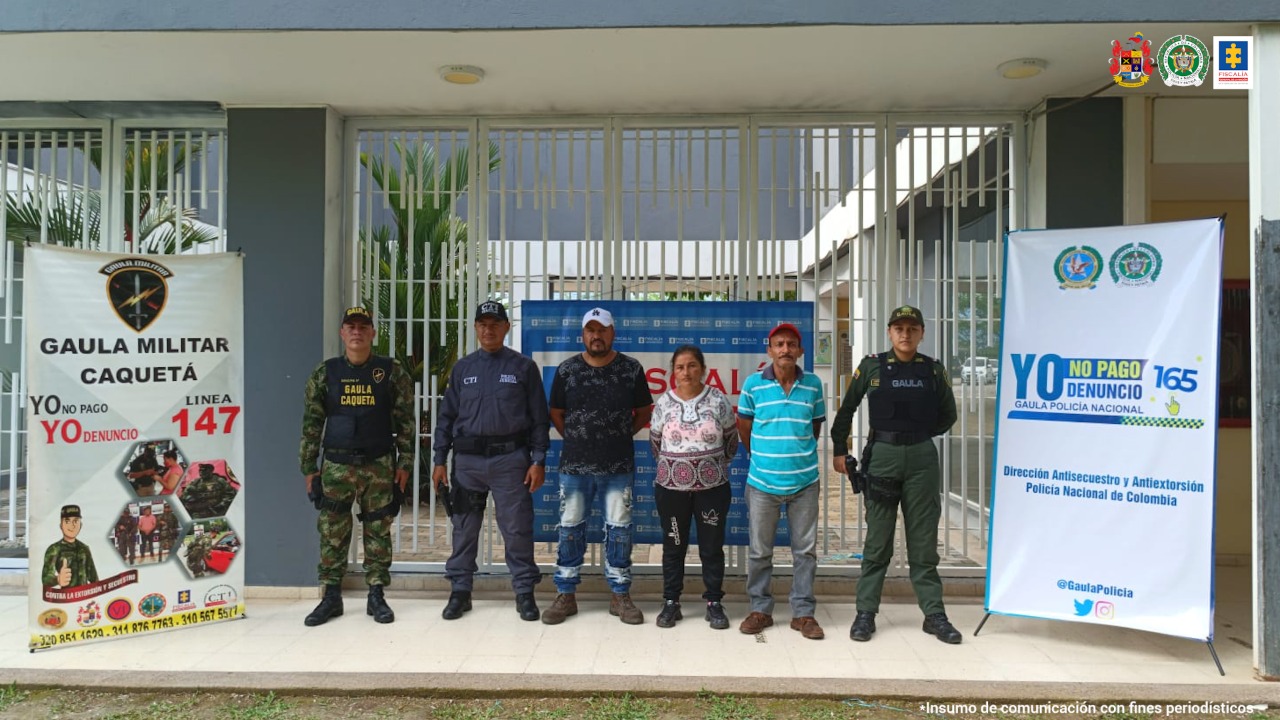 En la fotografía se ven tres personas capturadas con miembros del Gaula del CTI, la Policía y el Ejército Nacional. Al fondo se ven backings distintivos de cada una de las instituciones.