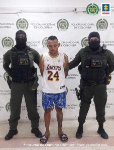 Funcionarios adscritos a la Policía Naciona custodian a los capturados presuntamente implicados en homicidios registrados en Atlántico.