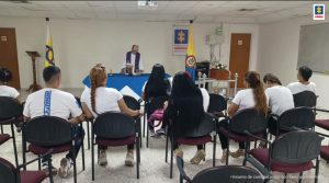 Fiscal Mancera, Fiscal Martha Mancera, Martha Mancera, Fiscalía General de la Nación En la fotografía se aprecia un acto litúrgico, presidido por un sacerdote. Se aprecia a varias personas sentadas en primer plano y atrás un altar con el sacerdote y a su izquierda un féretro de color marrón y sobre él un ramo con flores blancas. Al fondo se ve la bandera de Colombia, Medicina Legal y un pendón de la Fiscalía.