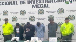 En la foto aparecen de pie y con los brazos atrás los presuntos integrantes del grupo delictivo Los de La 40. A lado y lado de ellos hay uniformados de la Policía Nacional. Delante de ellos se aprecia la parte superior de una mesa con mantel verde y sobre ella hay un arma de fuego, varias bolsas plásticas transparentes y tres letreros que dicen ‘Arma de fuego’, ‘Base de coda’ y ‘Celulares’. Detrás de ellos hay un pendón institucional de la Policía.