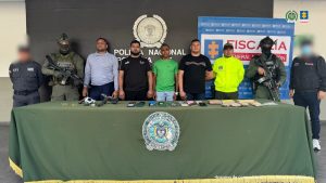 En la imagen se ve a cuatro hombres que fueron asegurados en centro carcelario por el crimen de un pastor religioso y su familia en Aguachica (Cesar), en compañía de dos funcionarios de la Policía Nacional y dos uniformados del Comando Jungla.