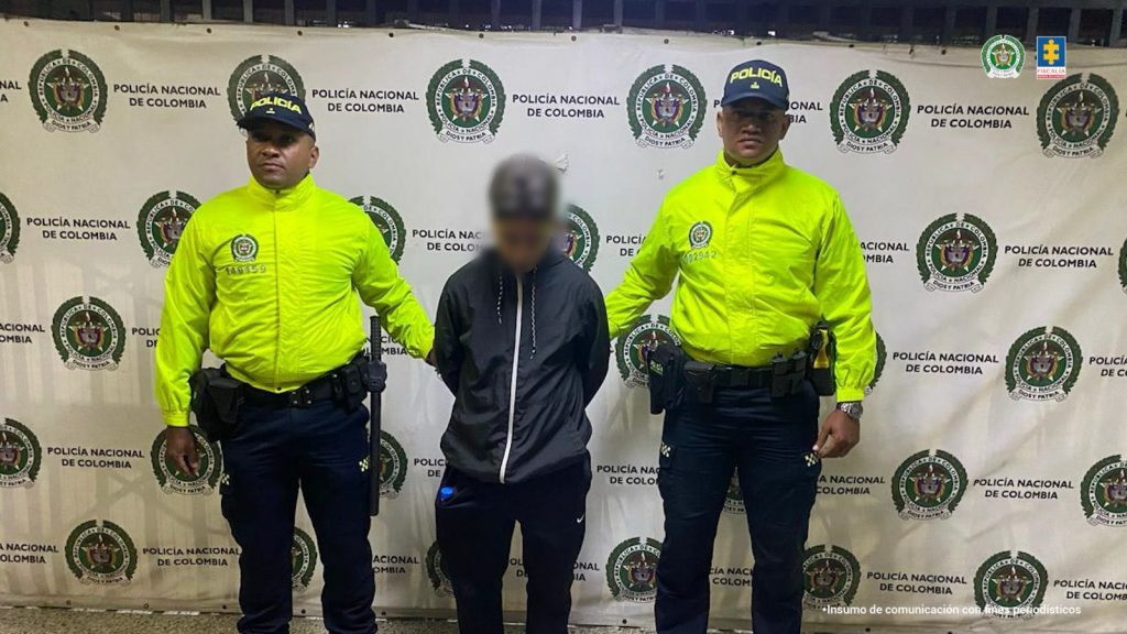 En la imagen está el presunto agresor en medio de dos servidores de la Policía Nacional