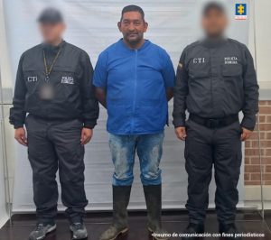 Jorge Eliecer Girón, conocido como ‘El Indio’ huyó el día de los hechos de Cartagena del Chairá, Caquetá, siendo localizado por el CTI de la Fiscalía en el barrio El Prado de Puerto Asís, Putumayo.