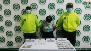 Fiscal Mancera, Fiscal Martha Mancera, Martha Mancera, Fiscalía General de la Nación La mujer aparece en medio de dos uniformados de la policía y en una mesa los elementos materiales de prueba tales como cocaína, marihuana y base de coca.