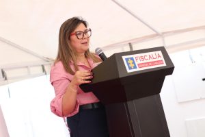 En la foto aparece la señora fiscal General de la Nación en el atril.