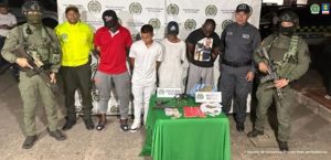 Fiscal Mancera, Fiscal Martha Mancera, Martha Mancera, Fiscalía General de la Nación En la fotografía aparecen los cuatro capturados junto a un servidor del CTI, un agente de la Sijin y dos unidades del Goes de la Policía Nacional.