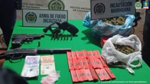 Fiscal Mancera, Fiscal Martha Mancera, Martha Mancera, Fiscalía General de la Nación En la parte posterior se observa una mesa con armas de fuego, dosis de marihuana y dinero en efectivo
