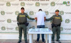 En la foto se aprecia a dos funcionarios de la Policía custodiando al hoy asegurado.