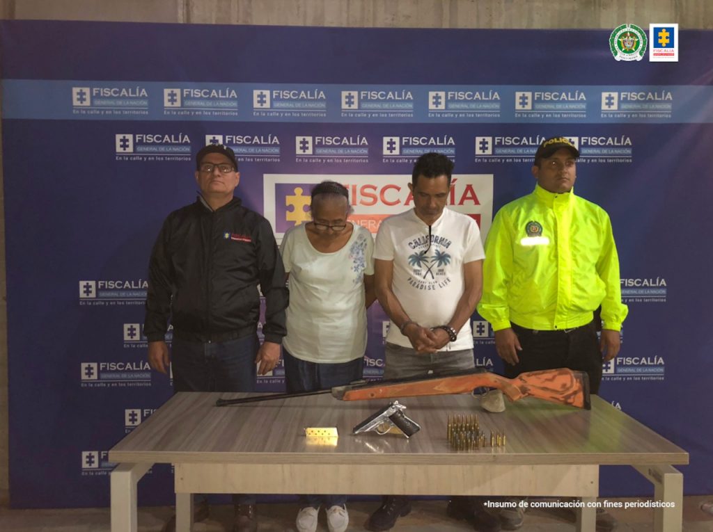 En la imagen están madre e hijo capturados con armas de fuego y municiones incautadas, y servidores del CTI y la Policía Nacional a sus lados