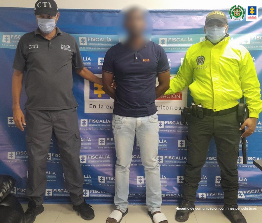 El hombre que al parecer le realizaba tocamientos inapropiados a su hijastra de 8 años, cuando fue capturado por el CTI de la Fiscalía.