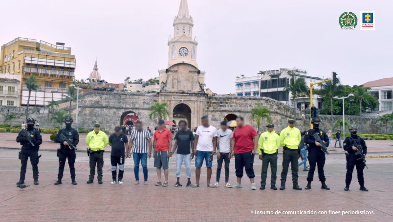 En la imagen se observa a los procesados custodiados por funcionarios de la Policía Nacional en la Torre del Reloj de Cartagena.