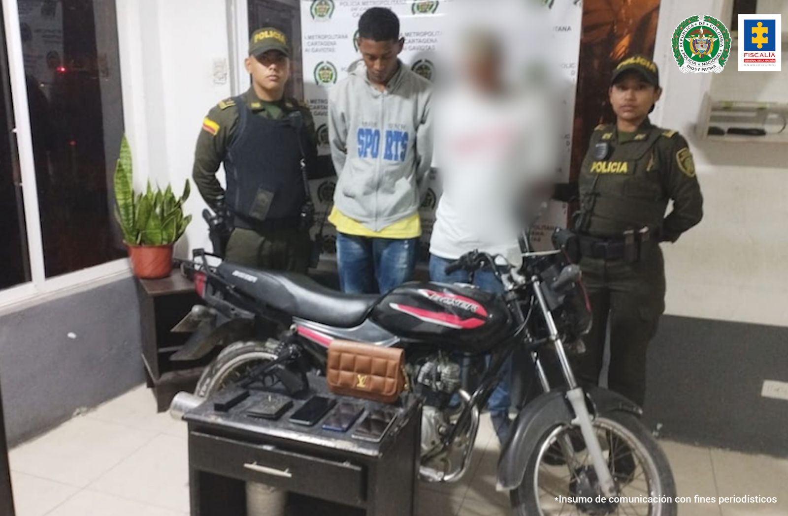 En la foto aparece el procesado en compañía de dos agentes de la Policía Nacional y de otro hombre que por ser menor de edad, su rostro está difuso.