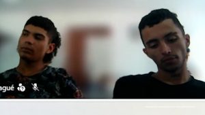  en la imagen se ven dos personas detenidas bajo custodia de investigadores del CTI e integrantes de la Policía Nacional. Detrás suyo, dos backings institucionales y delante de ellos elementos incautados durante el procedimiento.