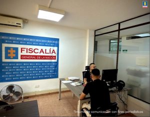 En la foto aparecen el fiscal atendiendo a un usuario dentro de una de las oficinas de la Unidad de Reacción Inmediata en la Seccional Putumayo.