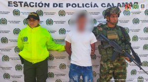 En la imagen se aprecia al capturado en medio de un policía y un soldado.