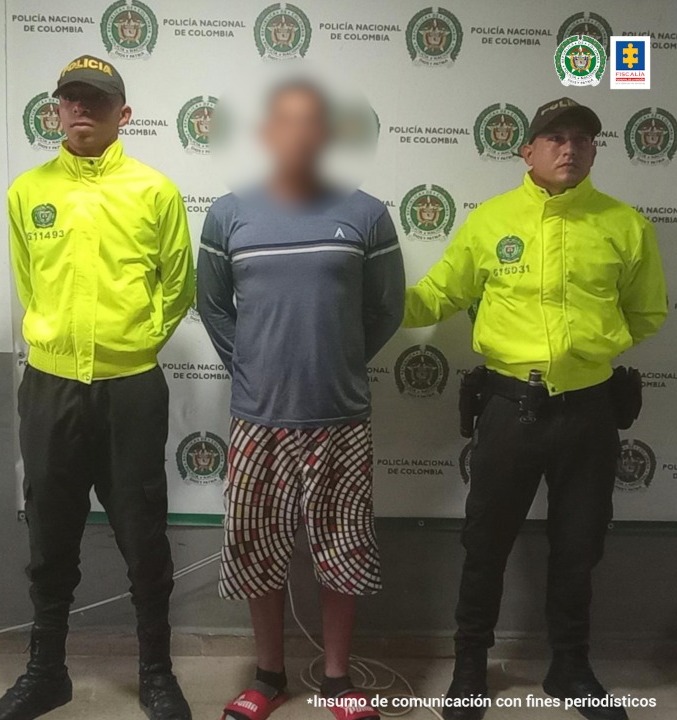 En la imagen aparece el procesado custodiado por dos agentes de la Policía.