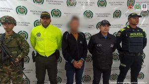 A la cárcel por atentar contra la vida de su hija menor de edad, al parecer, en un ataque de celos En la imagen el procesado con el rostro distorsionado y servidores del CTI, La Policía y el Ejército Nacional.