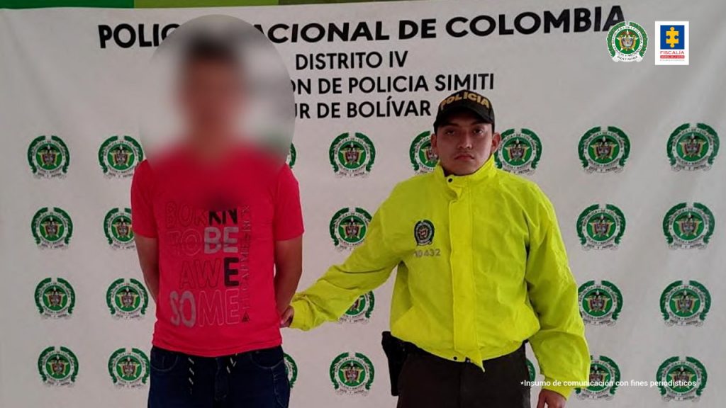 en la foto aparece un Policía custodiando al asegurado.