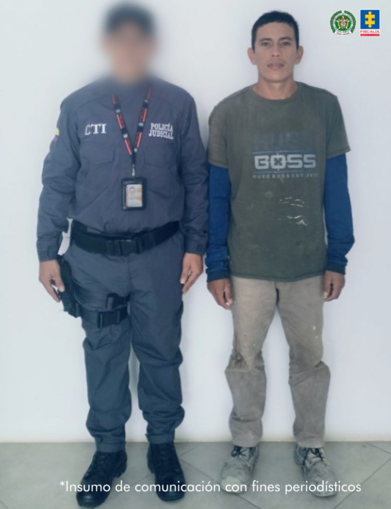 En la imagen se ve una persona detenida en custodia de un investigador del CTI.