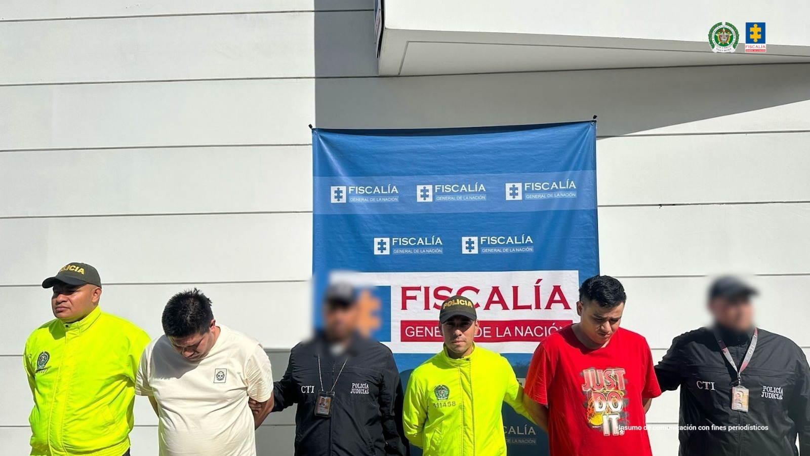 en la imagen se ven dos personas detenidas bajo custodia de servidores del CTI y la Policía Nacional.