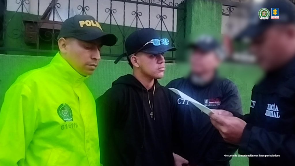 En la imagen se ve el detenido mientras la policía judicial CTI en compañía de la Policía Nacional, le hace lectura de los derechos del capturado.