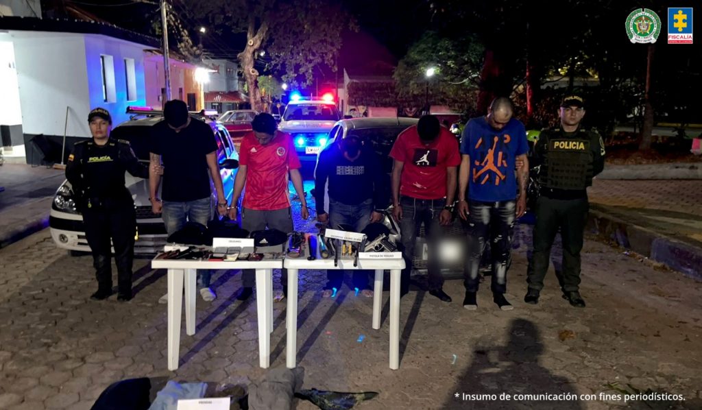 Martha Mancera, Fiscal Mancera, Fiscal Martha Mancera En la imagen se ven cinco personas detenidas bajo custodia de uniformados de la Policía Nacional.